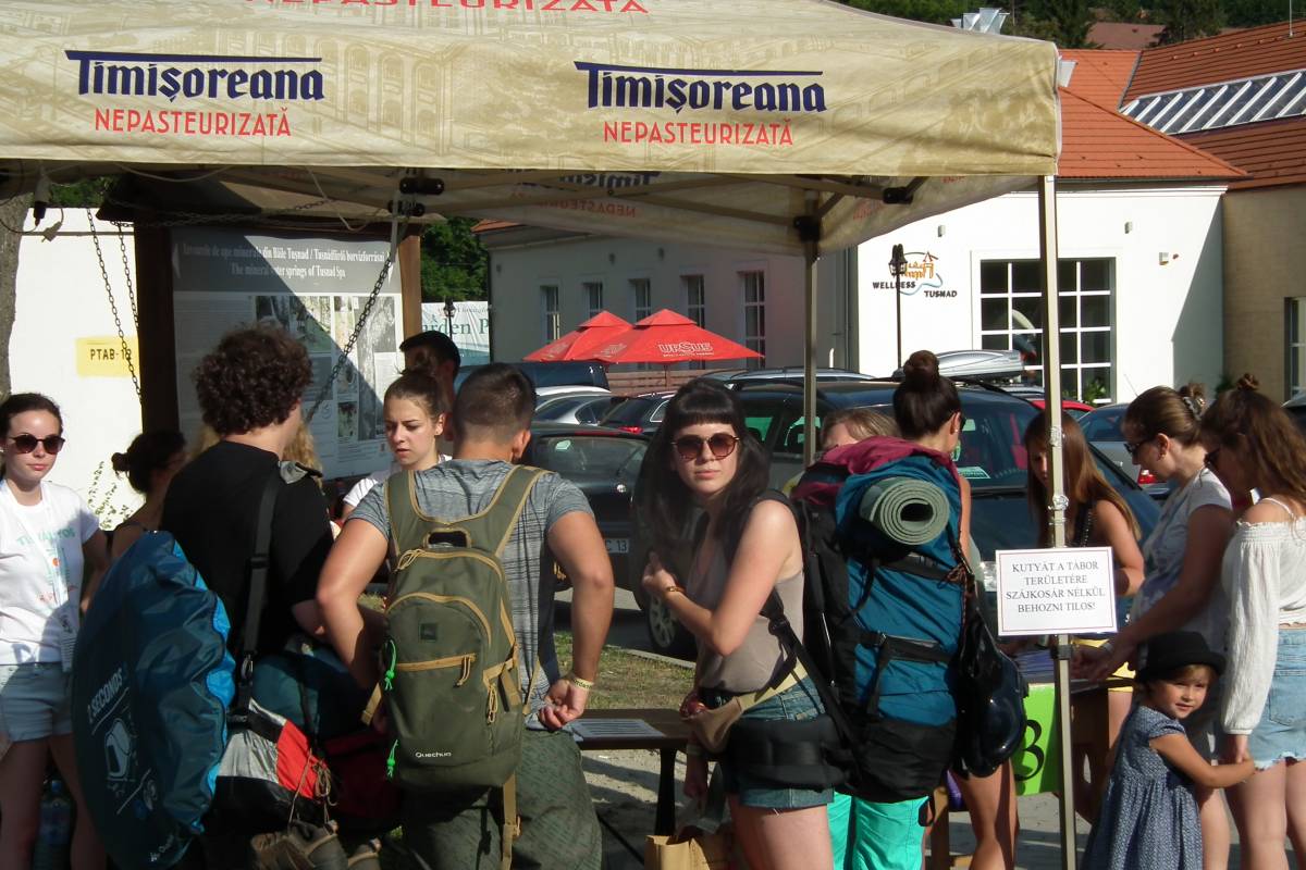 Hátizsákos fiatalok: a pörgős koncertekre és nyílt hangvételű előadásokra tízezrek kíváncsiak &bullet;  Fotó: Kelemen Álmos