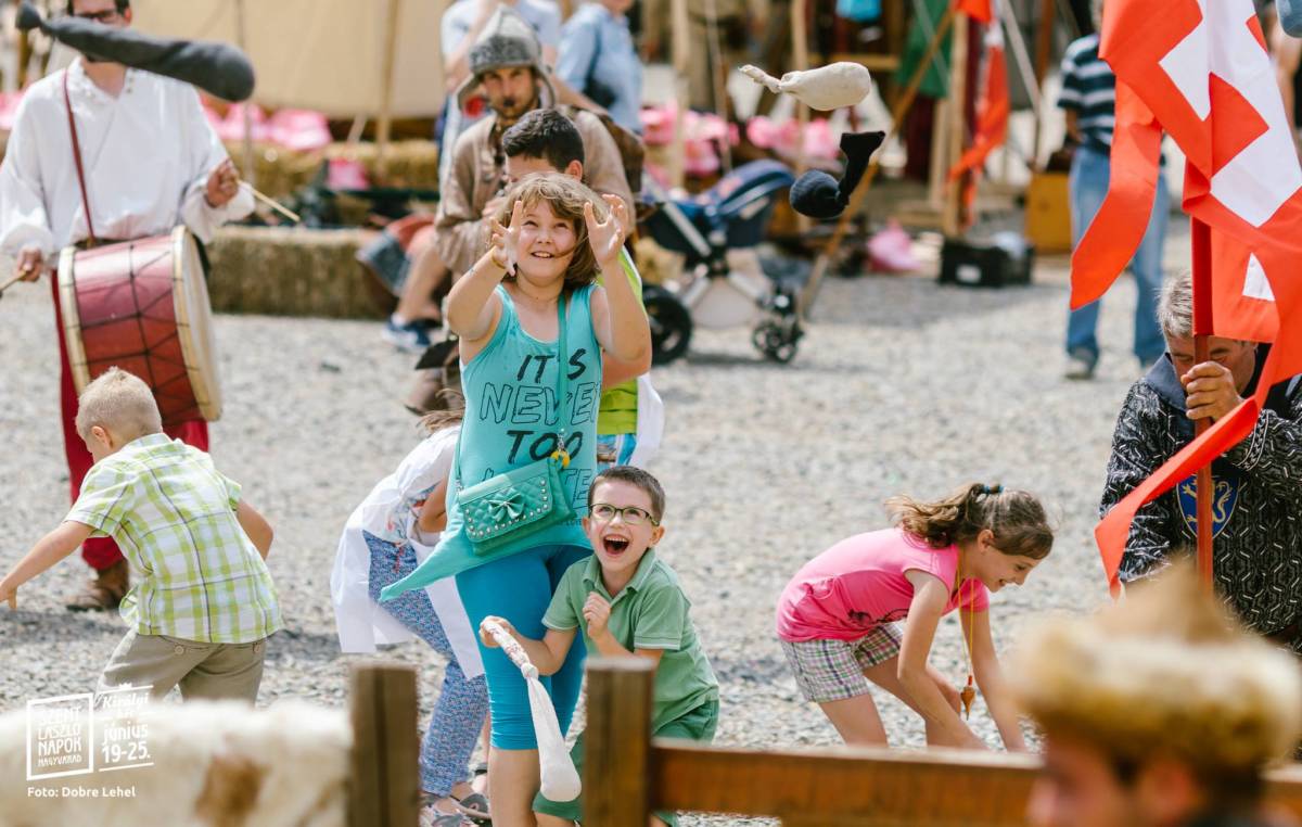 A kicsiket a kézműves mesterek bemutatói nyűgözték le, de jurtában tartott bábszínházban is szórakozhattak &bullet;  Fotó: Dobre Lehel