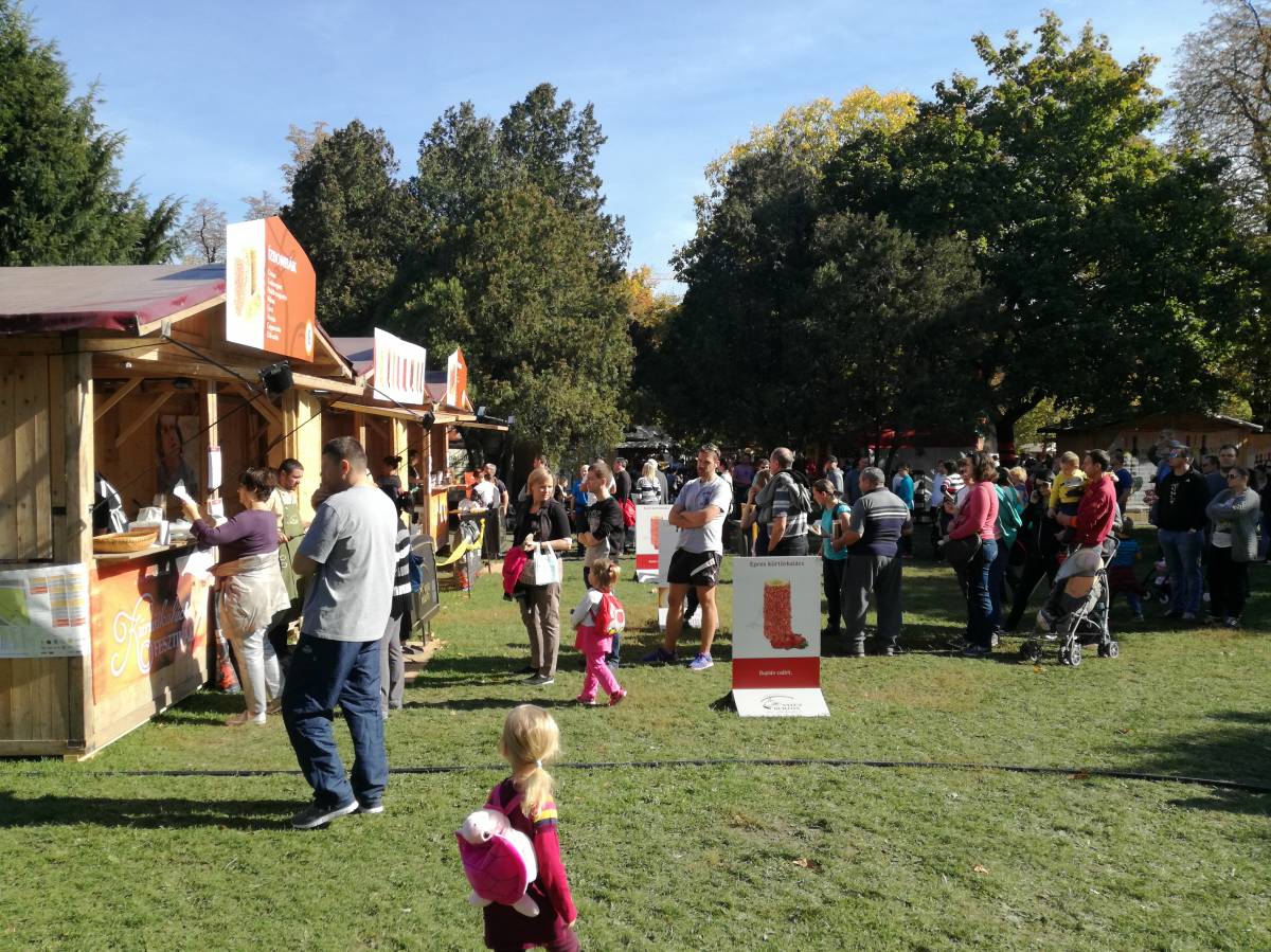 Mobiltelefonos rendelés: nagy volt az érdeklődés, de sorok mégsem alakultak ki a standok előtt &bullet;  Fotó: Ilyés Szabolcs