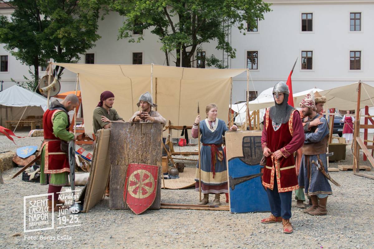 Középkori vitézek a nagyváradi várban: a Szent László Napok korabeli viseletben is bővelkedett &bullet;  Fotó: Boros Csilla