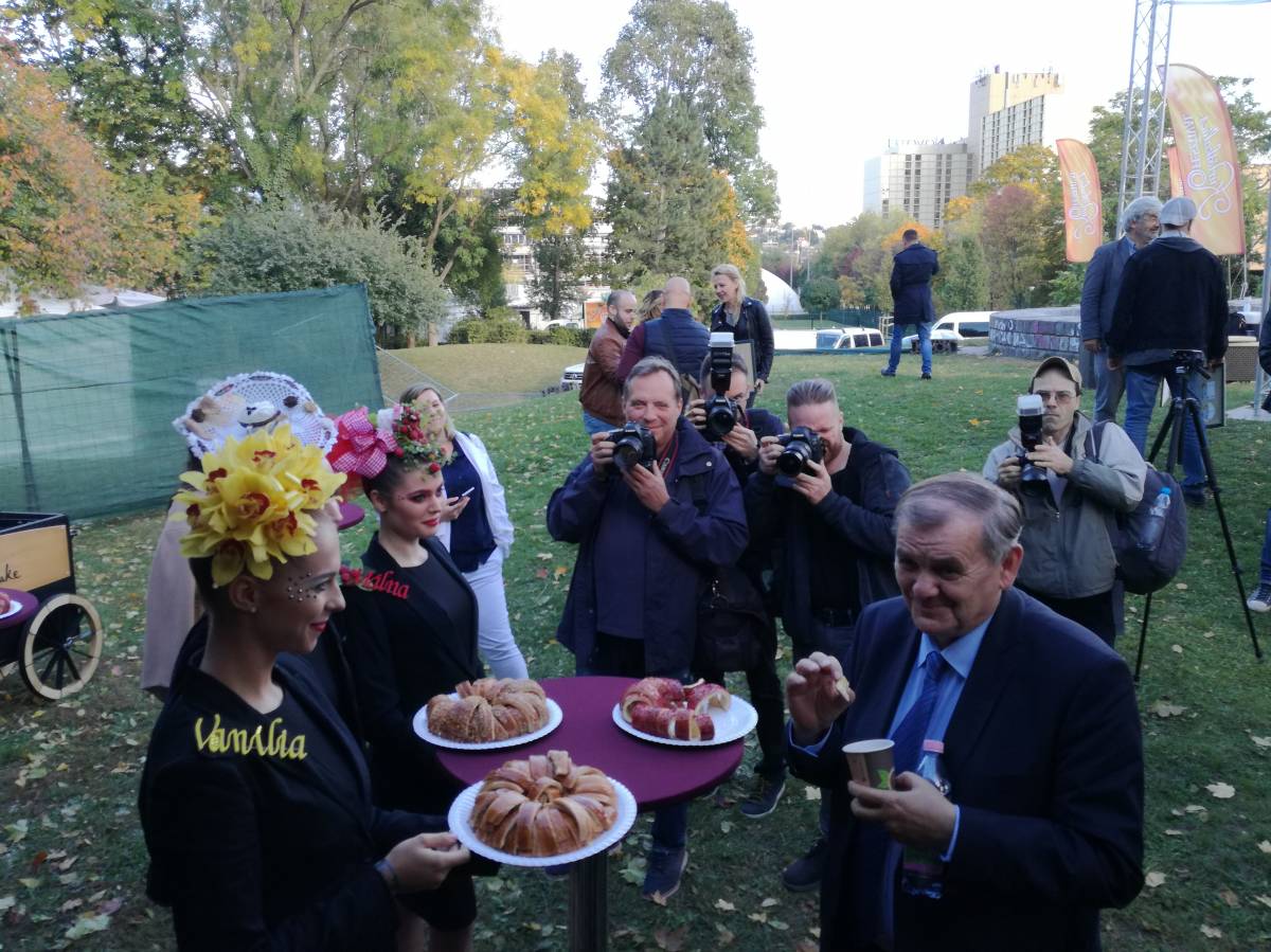 Lezsák Sándor, a magyar Országgyűlés alelnöke is megkóstolta &bullet;  Fotó: Ilyés Szabolcs