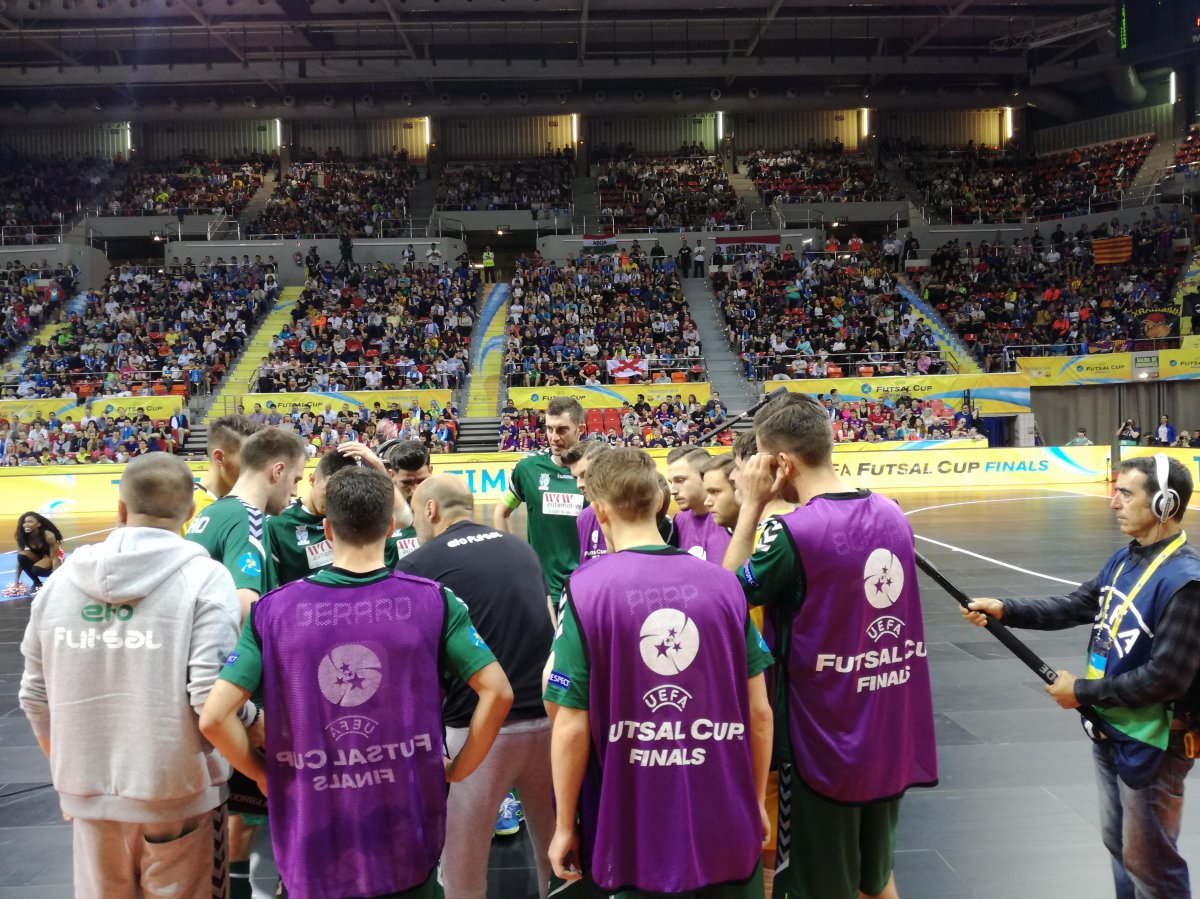 Taktikai megbeszélés mérkőzés közben &bullet;  Fotó: Ilyés Szabolcs