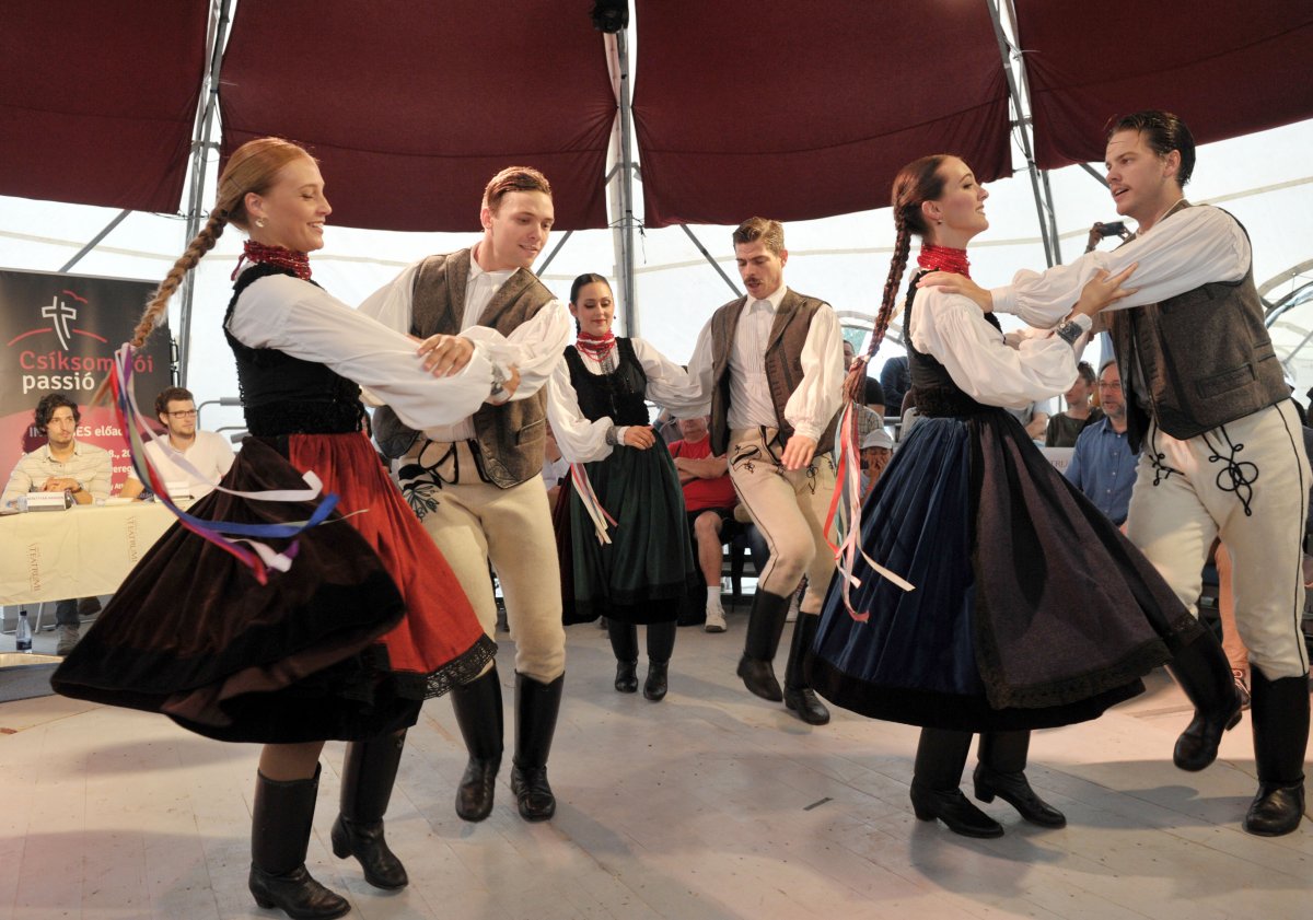 Muzsika, színház, tánc. A táborlakókat táncszínházi előadás is várta &bullet;  Fotó: Beliczay László