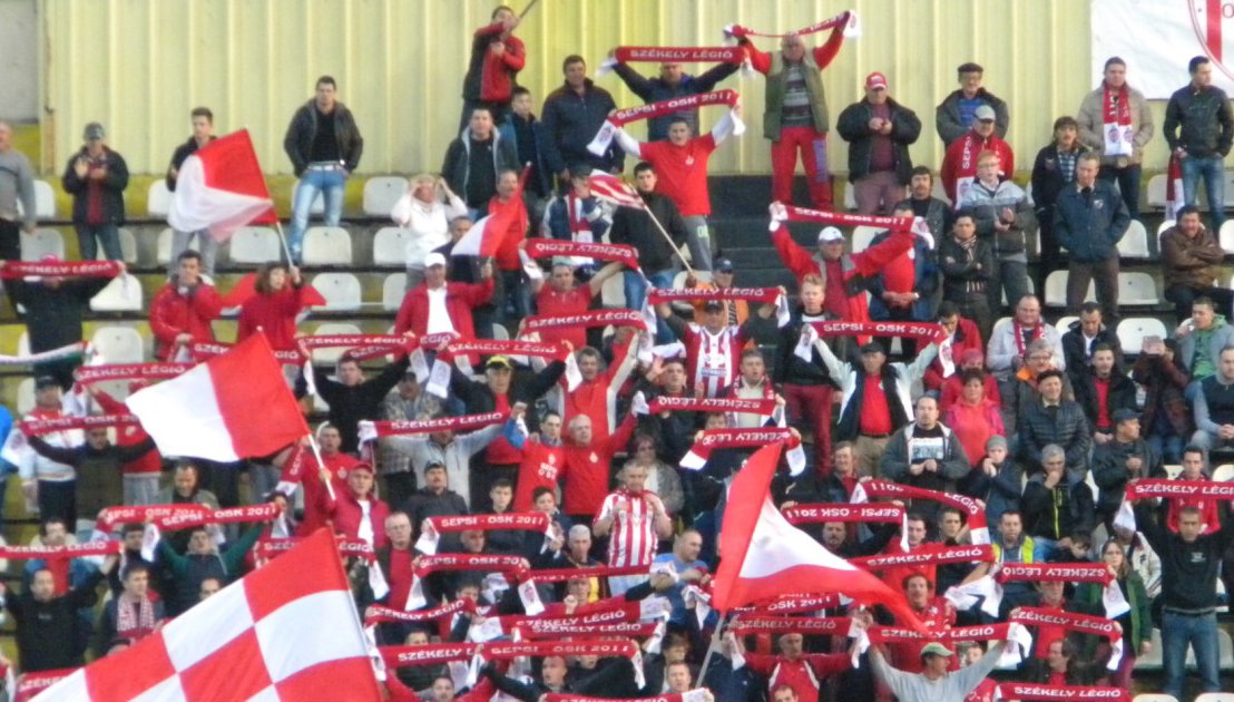 Háromszéki öröm a lelátókon. A sepsiszentgyörgyi szurkolók egyemberként állnak a csapat mögött &bullet;  Fotó: Sánta Attila