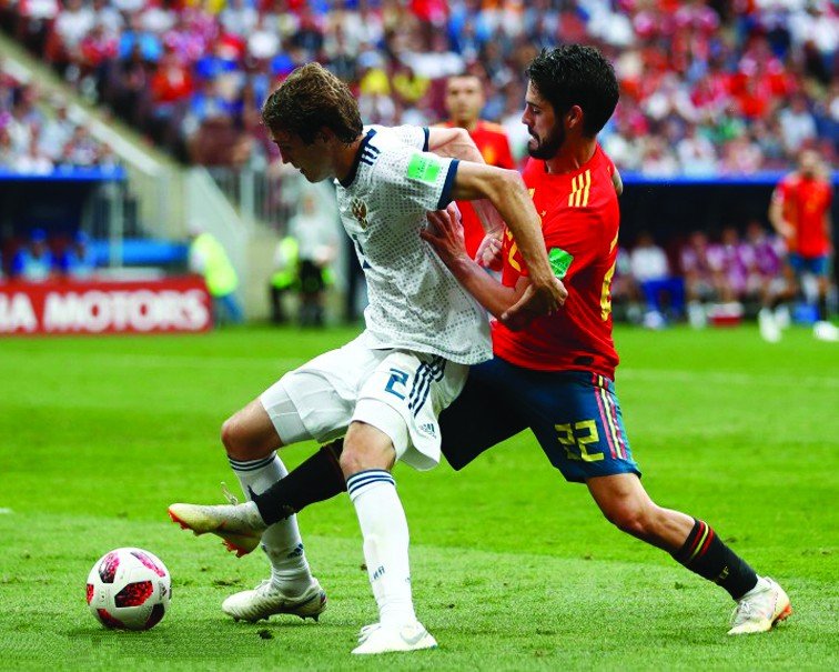 Az oroszok deffenzív taktikával hatékonyan tartóztatták fel a spanyolokat &bullet;  Fotó: Agerpres/AP