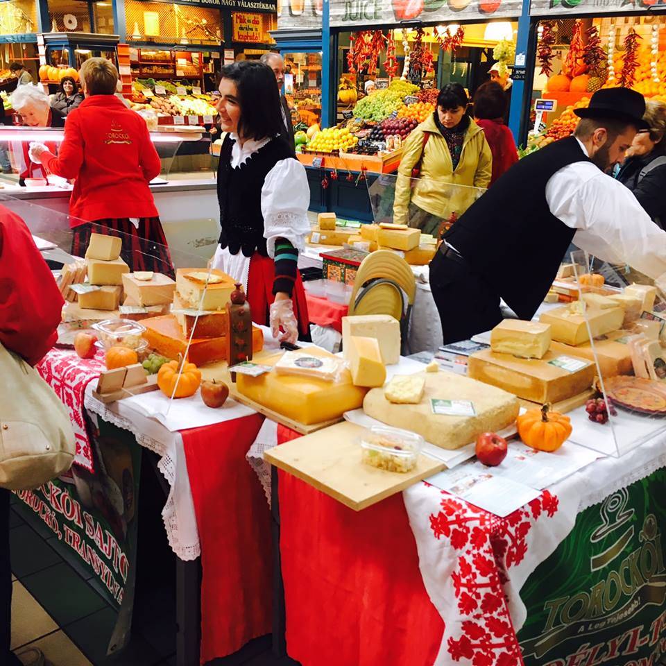 A korábbi kiállításokhoz hasonlóan ezúttal is nagy érdeklődés övezte a sajttermékeket •  Fotó: Ilyés Szabolcs
