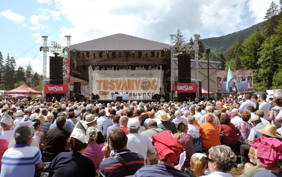 Orbán Viktor és Tőkés László előadása a nagyszínpadon: minden évben ez Tusványos legnagyobb érdeklődéstől övezett rendezvénye &bullet;  Fotó: Beliczay László