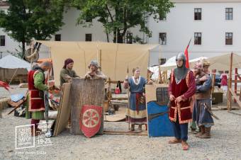 Ünnepi köntösben Szent László udvara