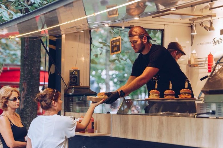 Meggyőző ízek. A Forgóban érdemes kipróbálni a hosszú hőkezelés után szálaira bontott hússal töltött szendvicset •  Fotó: FACEBOOK.COM/FORGO STREET FOOD
