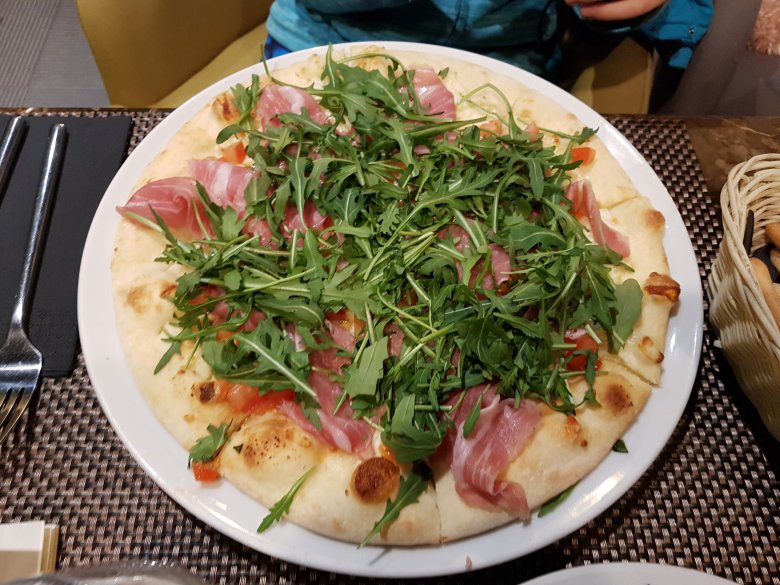 A Via29 mesterműve, a foccacia zöldűszerekkel és bőséges rukkolával •  Fotó: Dorozsmai Endre