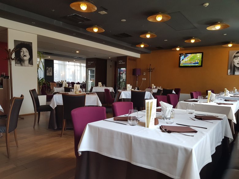 A Ramada Hotel elegáns belterű étterme főleg marhahúsra szakosodott •  Fotó: Dorozsmai Endre