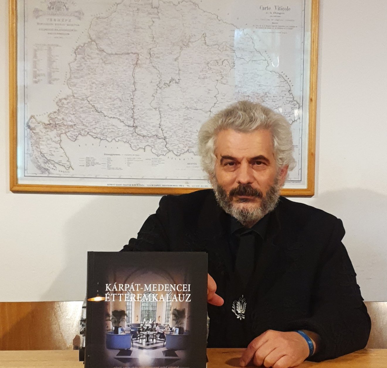 Borbély Zsolt Attila a frissen megjelent Kárpát-medencei étteremkalauzzal • Fotó: Facebook/Borbély Zsolt Attila