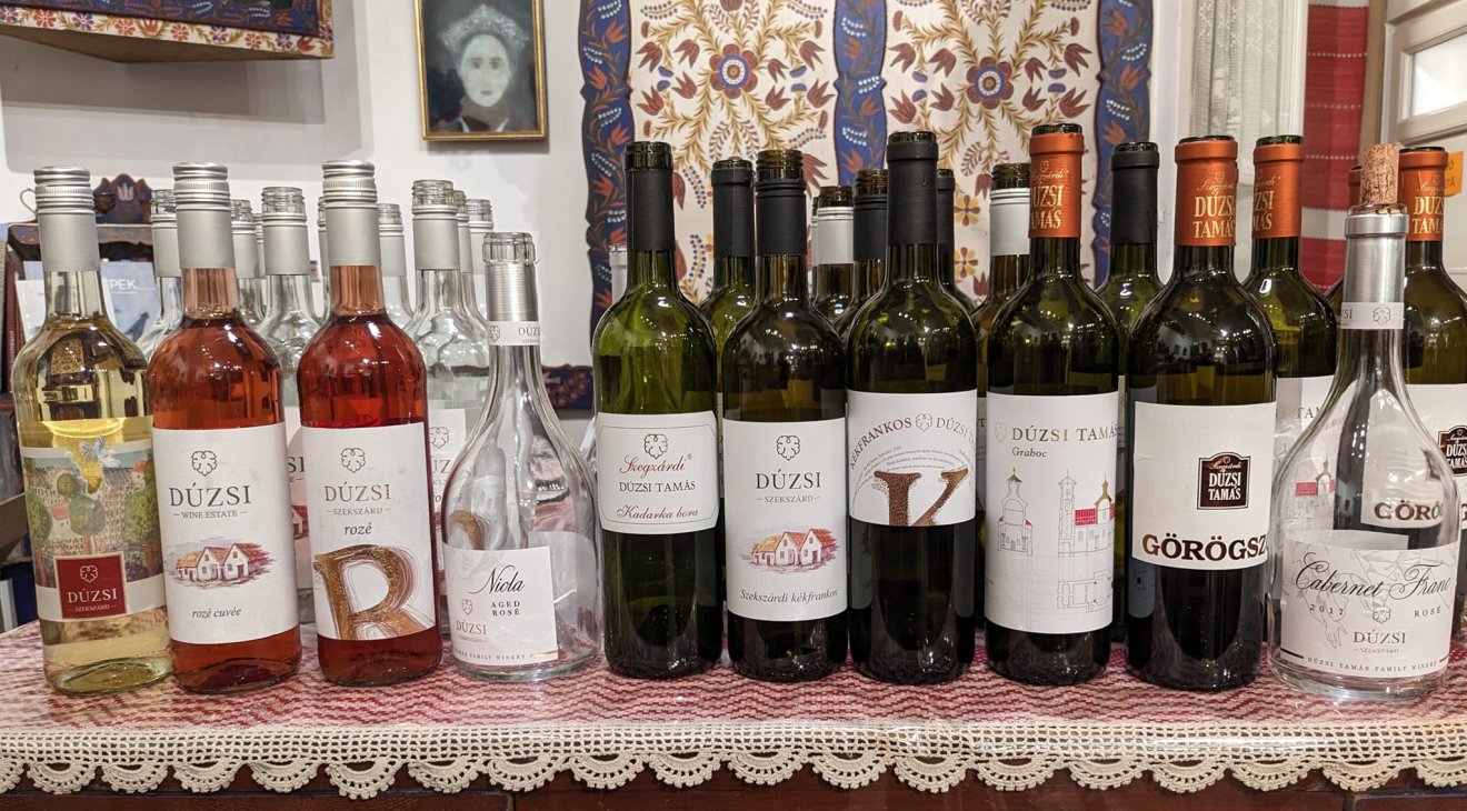 Egy borászati est felhozatala Kolozsváron a Györkös Mányi Albert Emlékházban •  Fotó: Facebook/Vincze László
