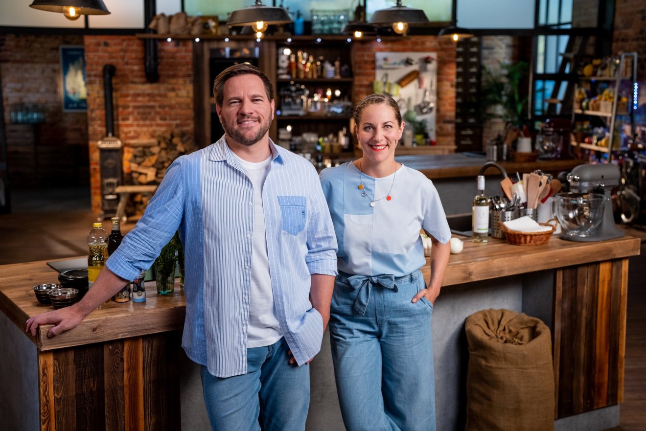 A két sztárszakács belopta magát a gasztronómiát kedvelő Kárpát-medencei tévénézők szívébe •  Fotó: Facebook/Főmenü