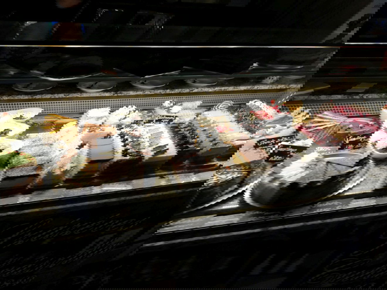 Előtérben a Dobos-torta, amit sajnos mindenhol másként készítenek •  Fotó: Makkay József