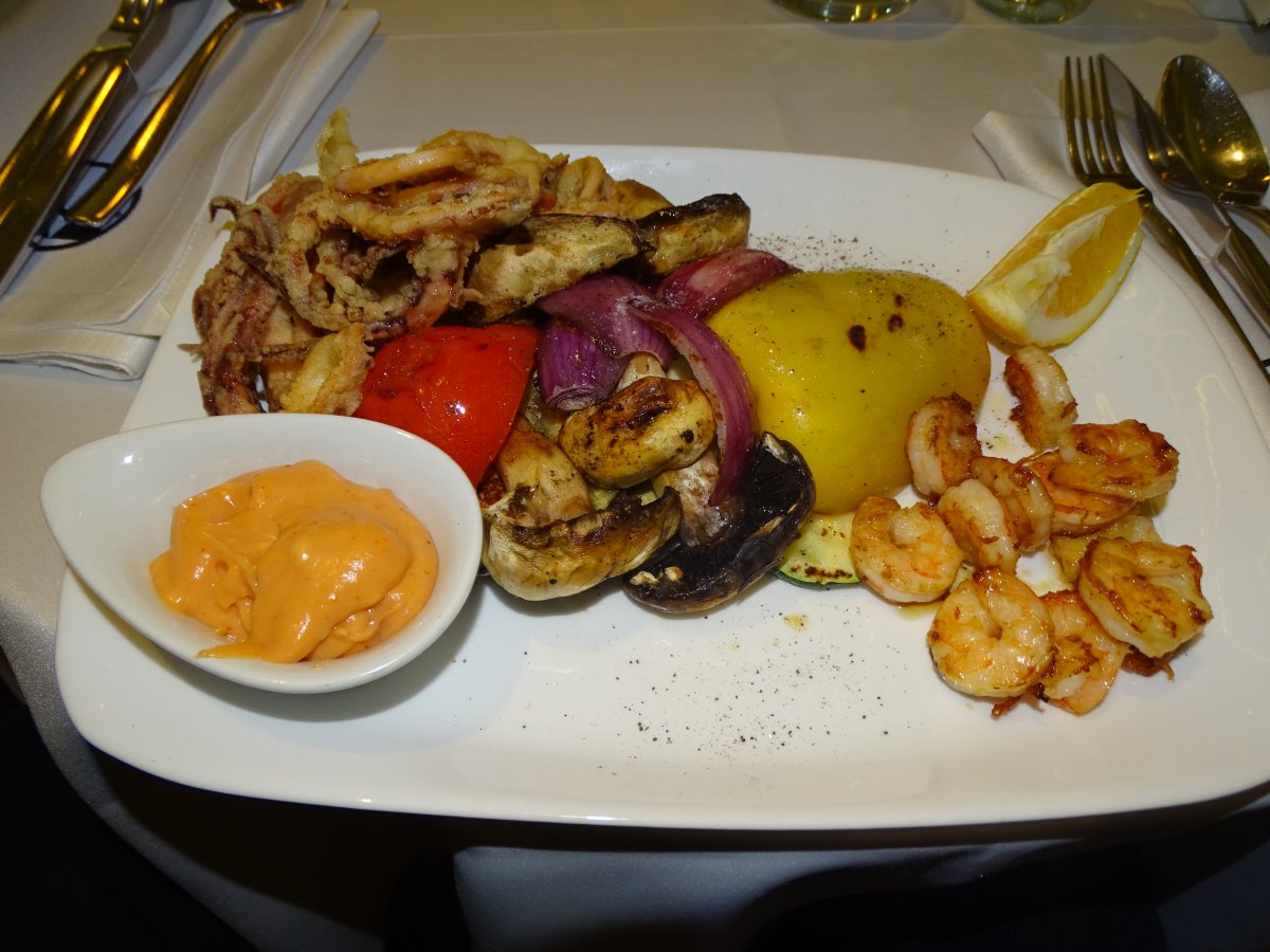 Allegria: tintahal és rák frissen sütve, vékony, ropogós panírban &bullet;  Fotó: Dorozsmai Endre