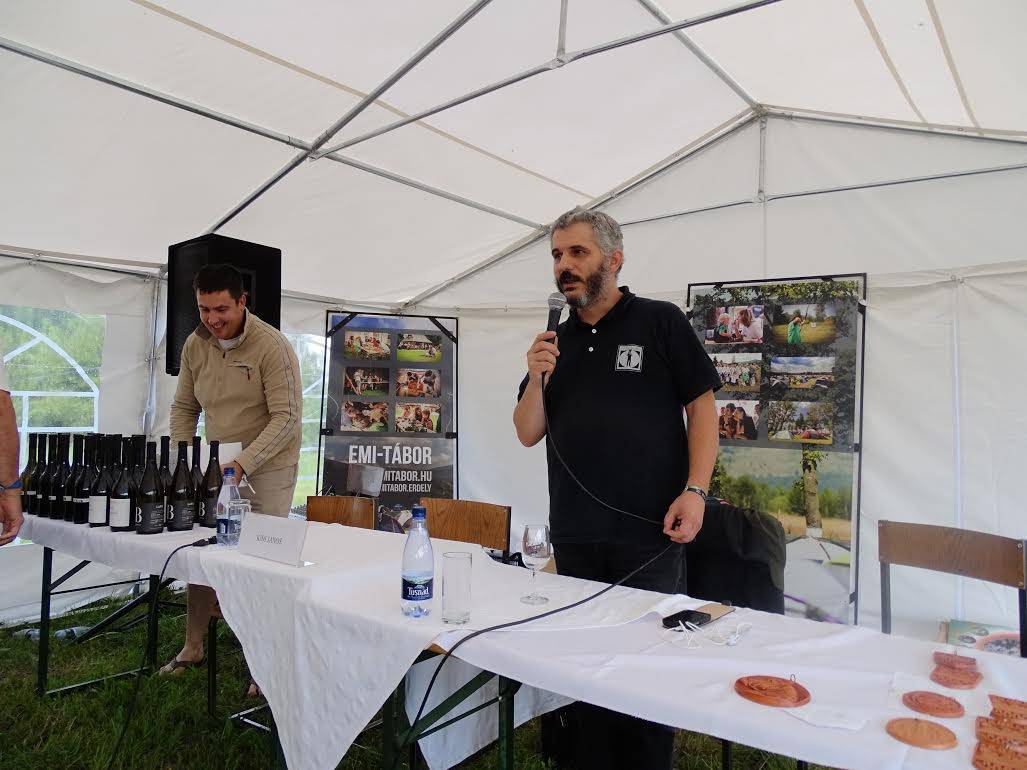 EMI-táborban Borbély Zsolt Attila (jobbról). A borszakértő szerint egyre több a borkóstoló • Fotó: EMITABOR.HU
