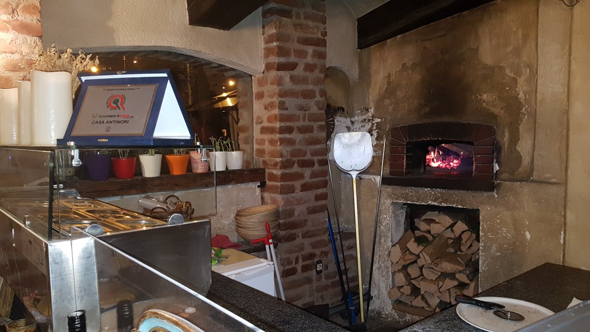 A Casa Antinoriban a fatüzelésű pizzasütő kemence a vendégtérben található &bullet;  Fotó: Dorozsmai Endre
