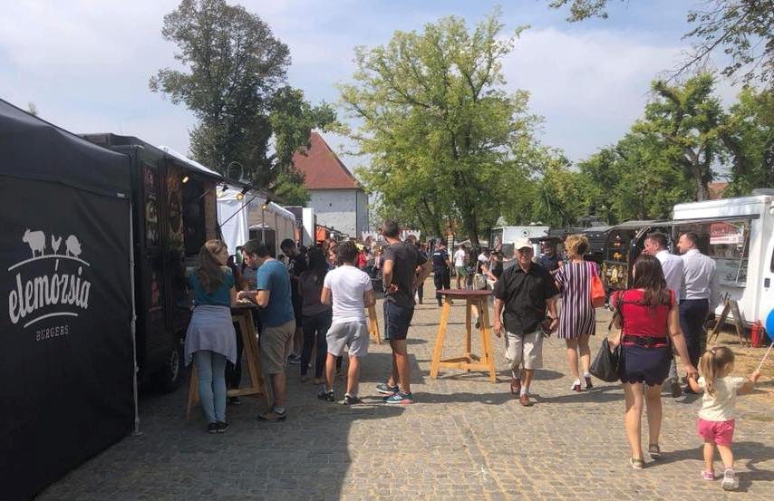 Marosvásárhelyi fesztiválutca food truck-sorral. A Jakab Mózes által indított Elemózsia nem hiányozhat a felhozatalból &bullet;  Fotó: FACEBOOK.COM/ELEMÓZSIA STREET FOOD