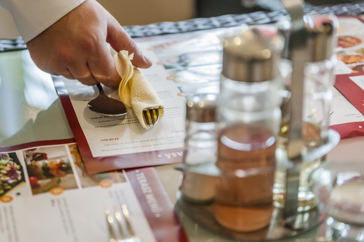 Asztalteríték. Szakképzett pincérekből is egyre nagyobb hiány van &bullet;  Fotó: Veres Nándor