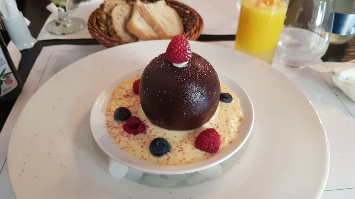 A Fehér lóhoz címzett étterem pazar desszertje a szárazjégen felszolgáltcsokigömb &bullet;  Fotó: Dorozsmai Endre