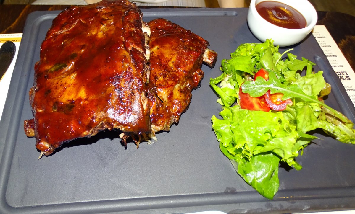 A Grill to Chill jó minőségű húsételei közül is kiemelkedik a sertésborda &bullet;  Fotó: Dorozsmai Endre