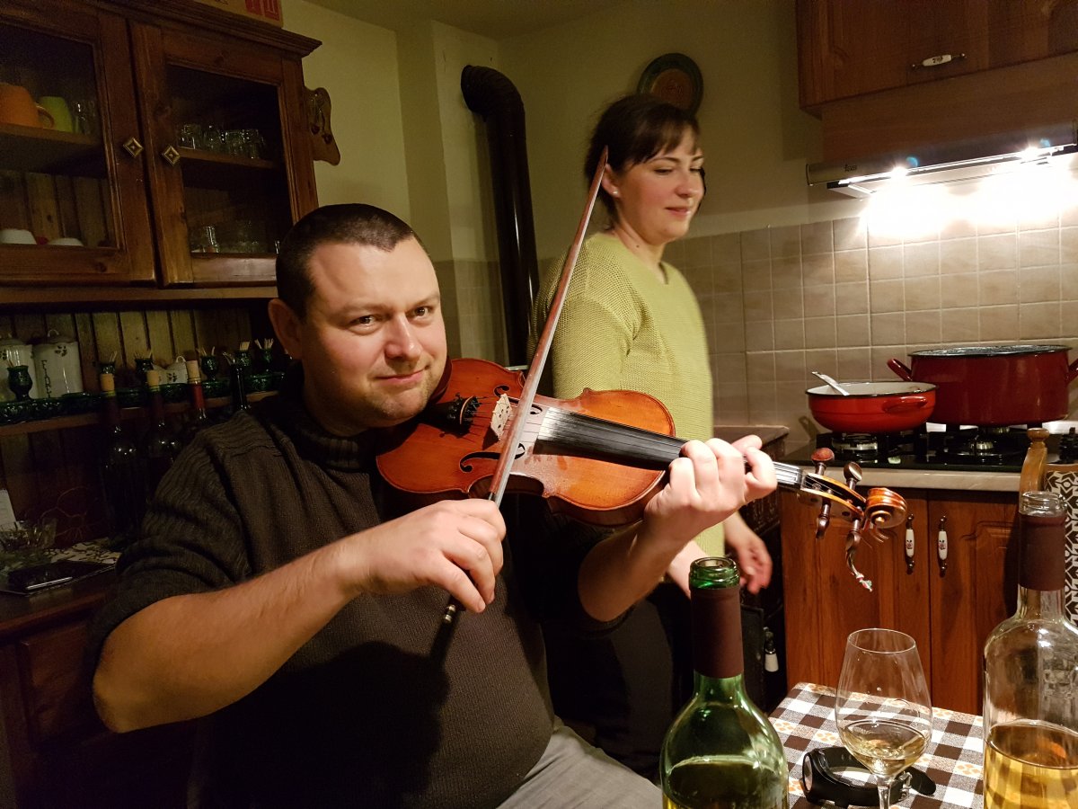 Jó borhoz szól a nóta. Heit Loránd számára a hegedülés lélekmelengető időtöltéssé vált &bullet;  Fotó: Dorozsmai Endre