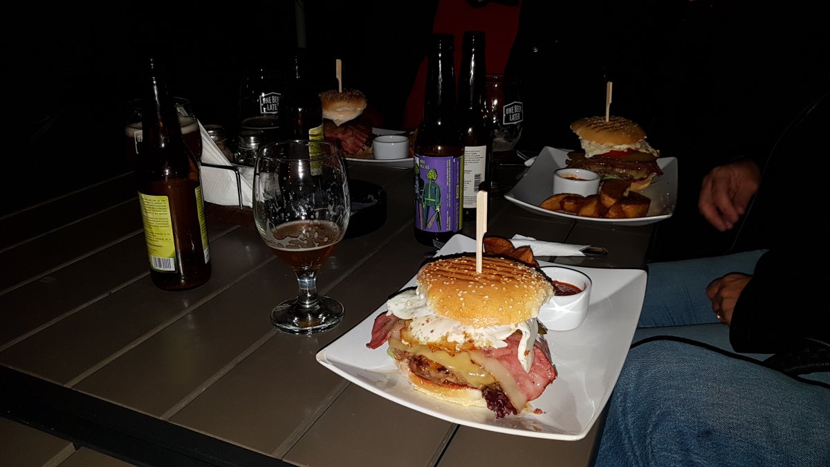 Temesvári kézműves sörök egy kisvendéglőben: Erdély-szerte egyre több helyen kínálják a kis sörfőzdék termékeit &bullet;  Fotó: Dorozsmai Endre