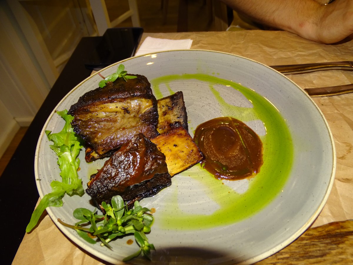 Sült oldalas menü a Meatic étteremben &bullet;  Fotó: Dorozsmai Endre