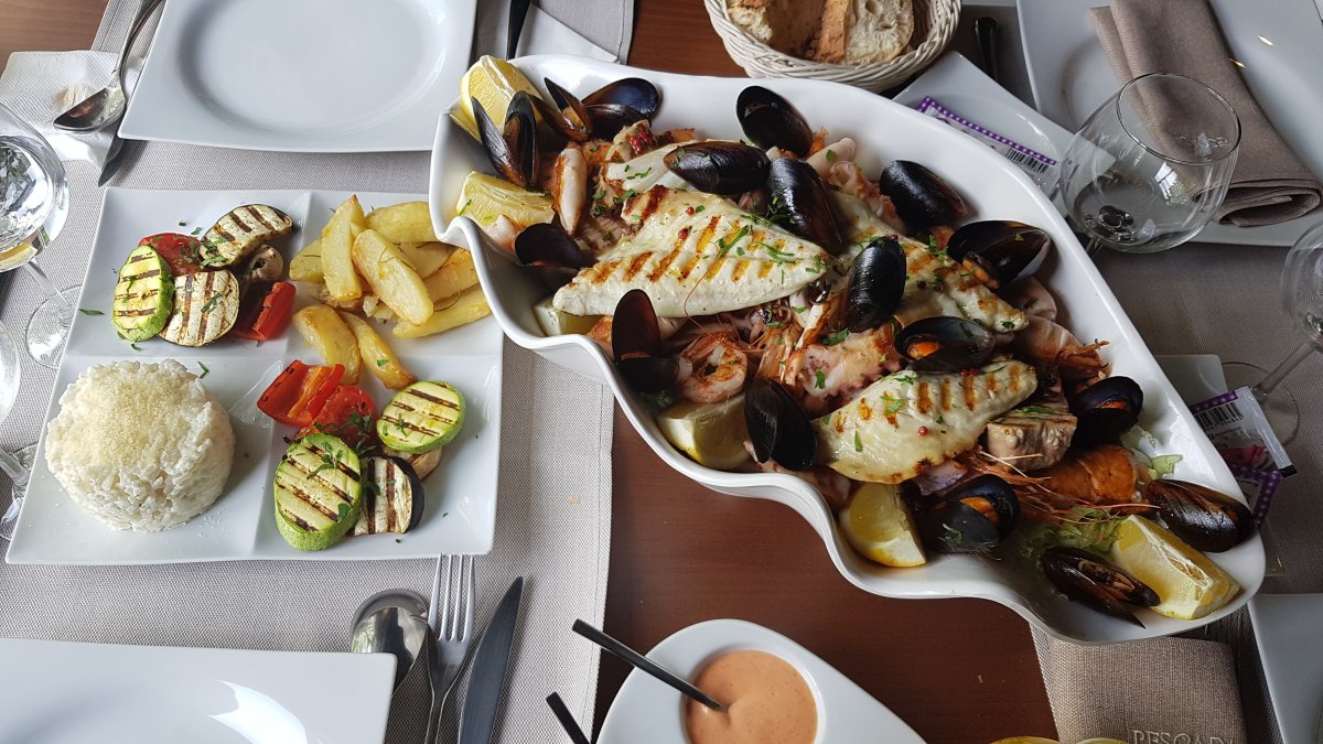 Pescada-haltál: kétféle rák, kalmárhal, szépia, polipcsápok, tengeri
sügér, aranykeszeg, lazac, kardhal, tonhal és fekete kagyló &bullet;  Fotó: Dorozsmai Endre