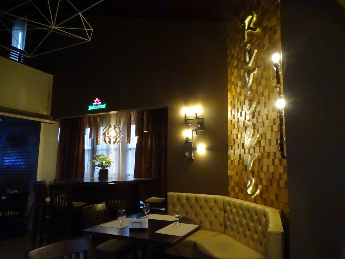 A Béga-parti Rivière étterem beltere tágas, hangulatos, otthonos &bullet;  Fotó: Dorozsmai Endre