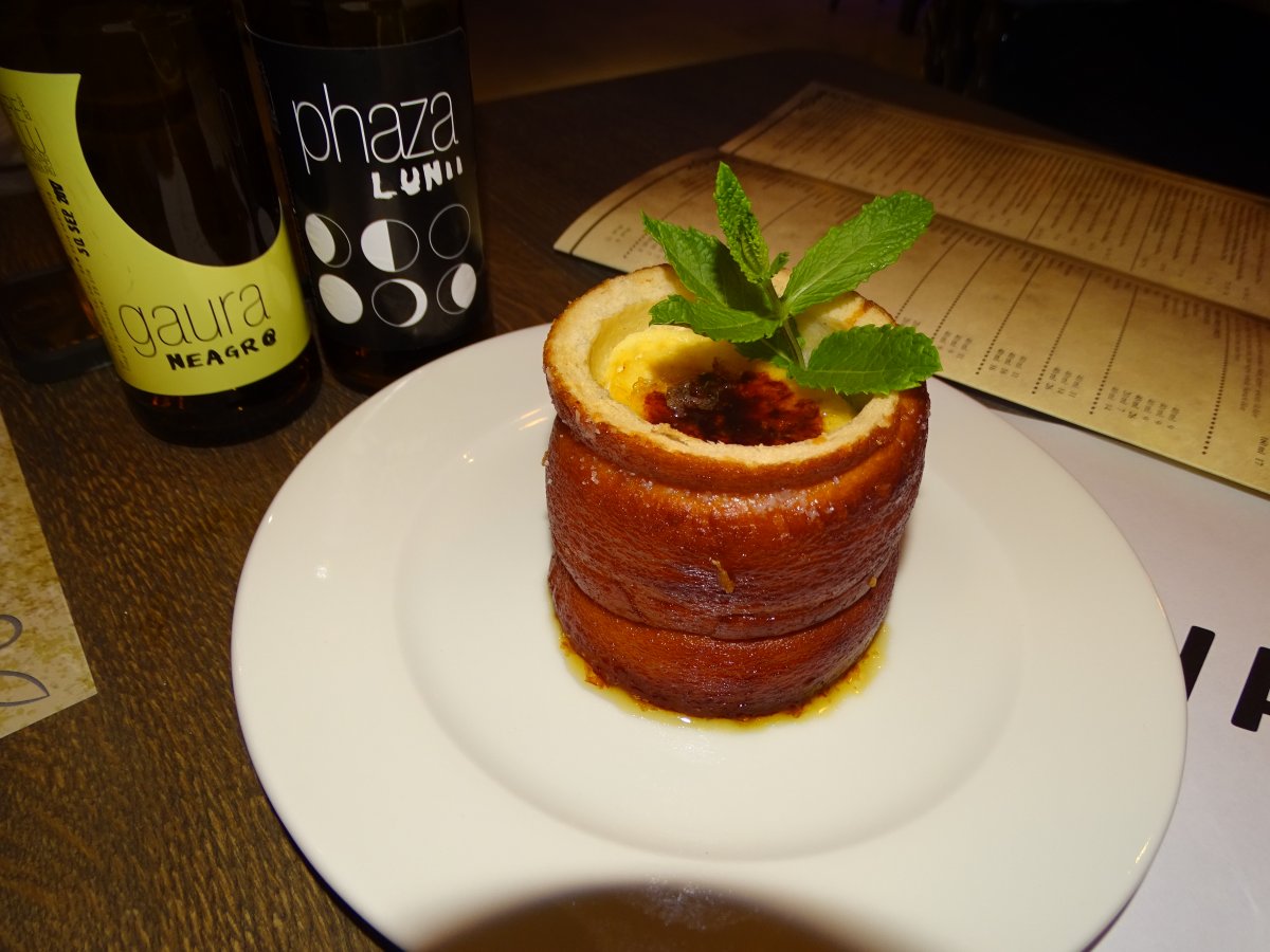 Creme brullée-kürtős kalács: a Bistro 1568 étterem az erdélyi ételekre összpontosít &bullet;  Fotó: Dorozsmai Endre