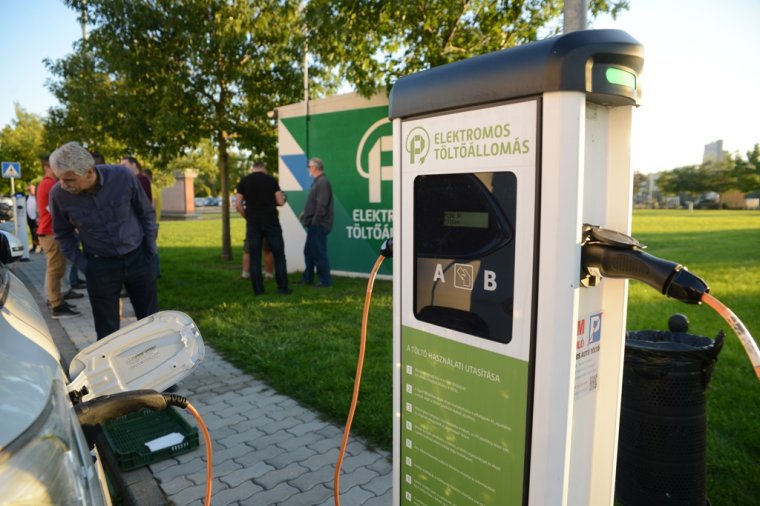 Roncsautóprogram: az új elektromos autók vásárlása esetén a korábbi támogatás fele, 18 500 lej jár