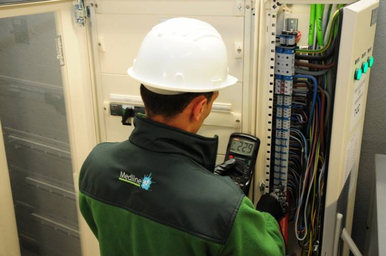 Bankok, gyárak, bevásárlóközpontok gondozói