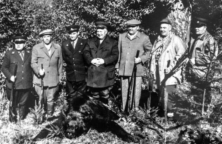 Nyikita Szergejevics Hruscsov szovjet pártfőtitkár egy székelyföldi medvevadászaton •  Fotó: Benke József gyűjteménye