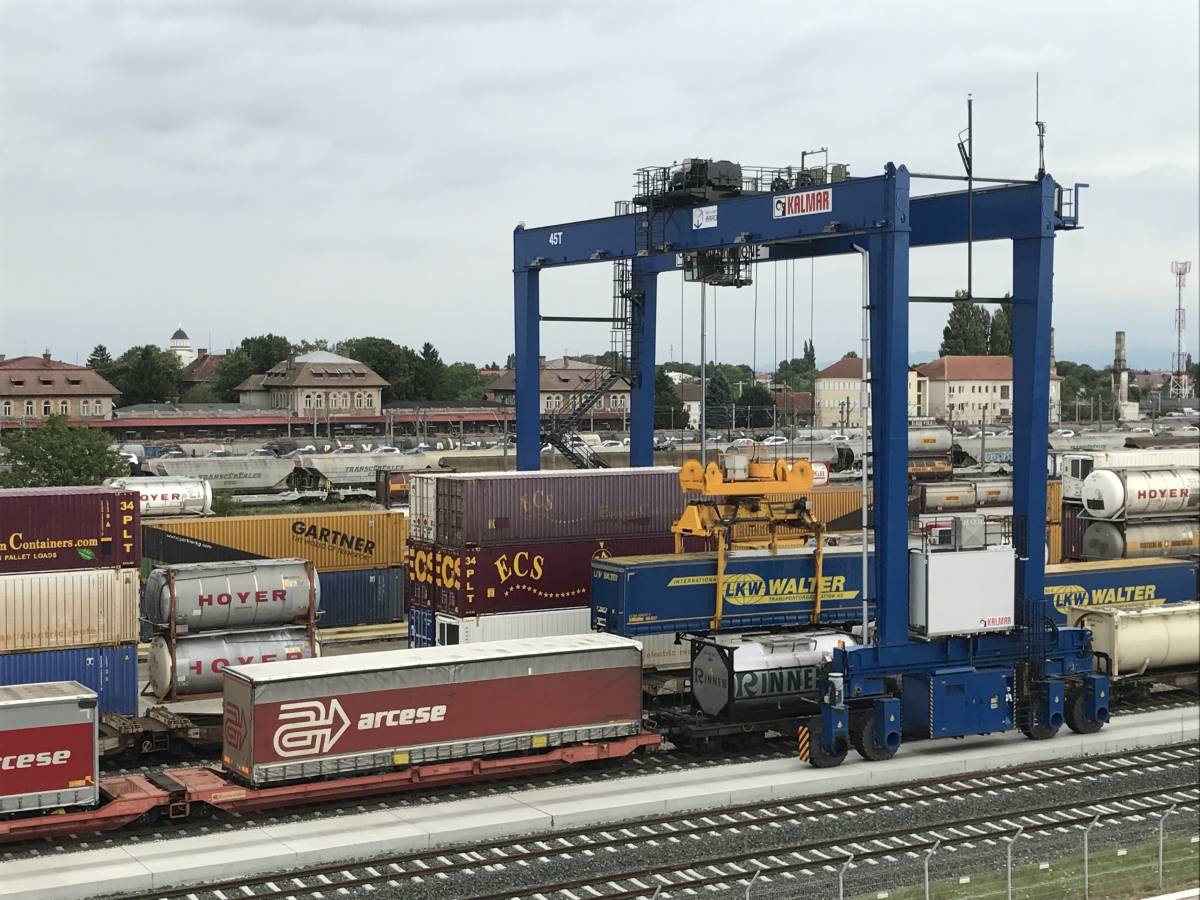 Átállni a közútról a vasútra. Az Arad megyei Kürtösön 2009 óta működik az ország legfejlettebb terminálja 