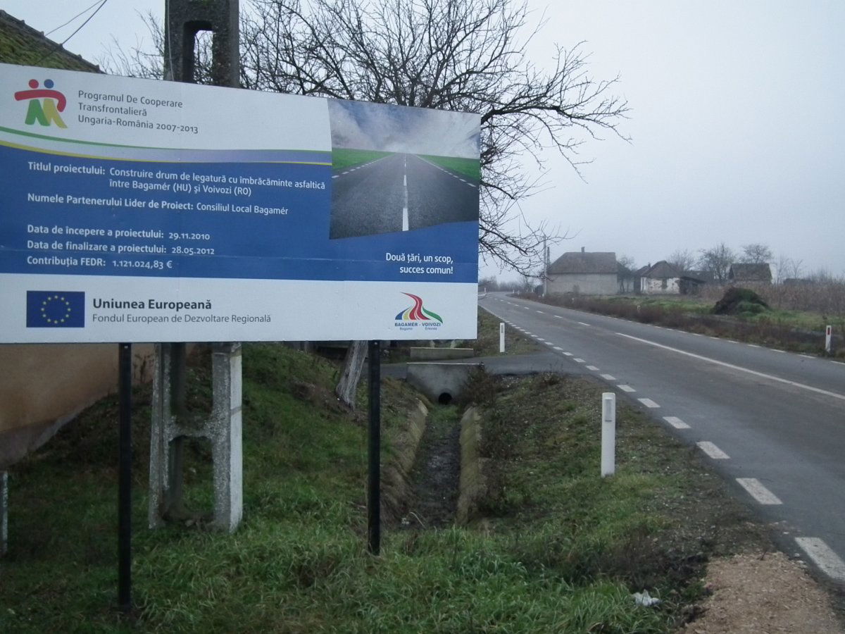 Hosszú évekkel ezelőtt uniós forrásokból megépített út a partiumi Érkenéz és a magyarországi Bagamér között: nem lehet rajta közlekedni &bullet;  Fotó: Makkay József