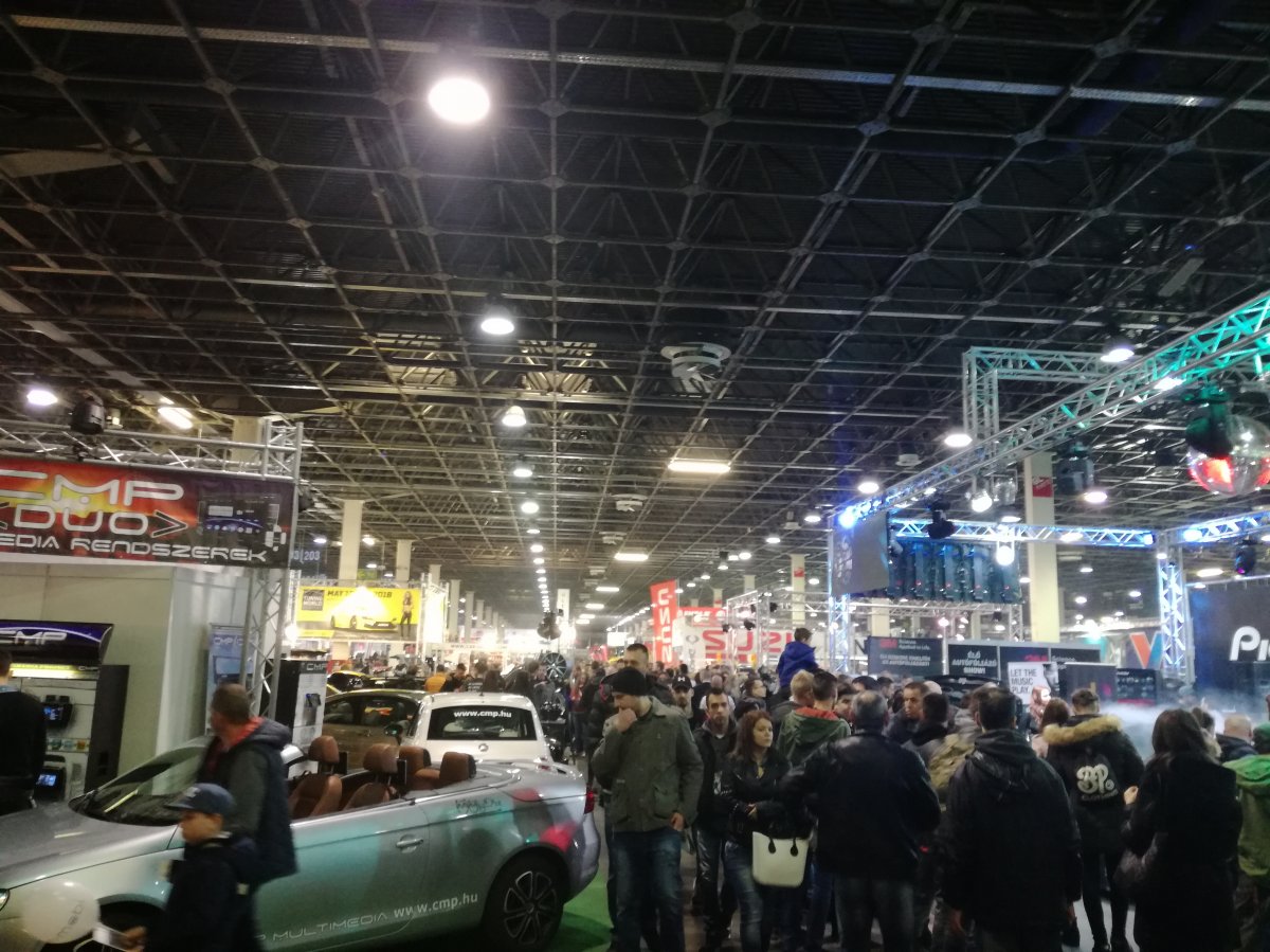Szombaton már csak araszolva lehetett haladni a zsúfolt pavilonokban. Évről-évre több a látogató &bullet;  Fotó: Ilyés Szabolcs