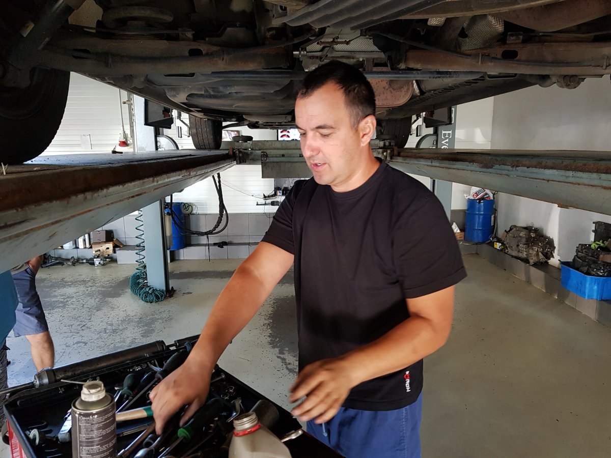 Kun Árpád Ferenc magyarfenesi vállalkozó vállvetve javítja a kocsikat cégének többi alkalmazottjával &bullet;  Fotó: Makkay József