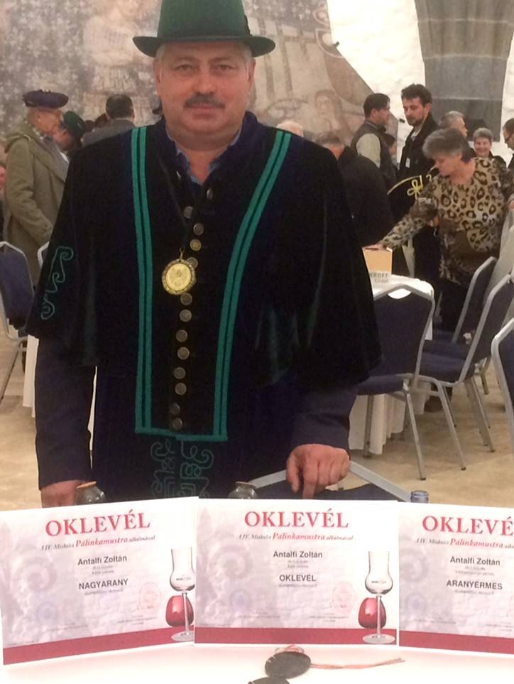 Antalfi Zoltán vállalkozó a versenyeken kapott oklevelekkel •  Fotó: Erdélyi Pálinka Lovagrend