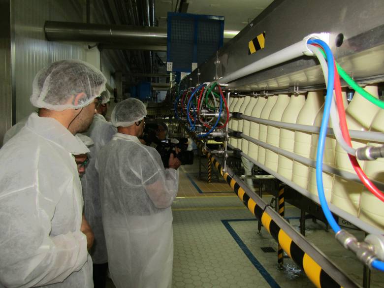 Tejpalackozás: az újságírók megtekinthették a teljes termelési technológiát •  Fotó: Bakó Zoltán