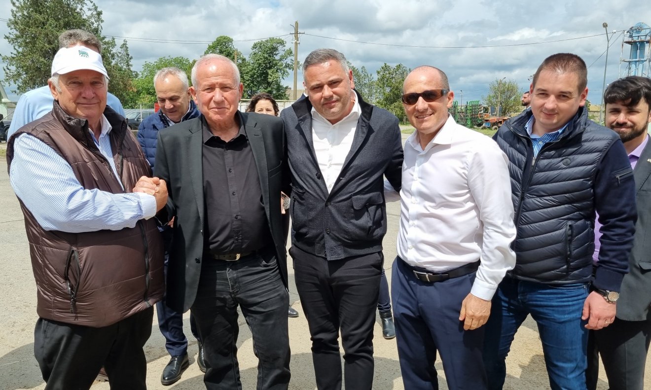 Az izraeli mezőgazdasági miniszter (balról a második), és a román szaktárcavezető (mellette jobbról) szakemberek társaságában egy dél-romániai farmon •  Fotó: Mezőgazdasági Minisztérium