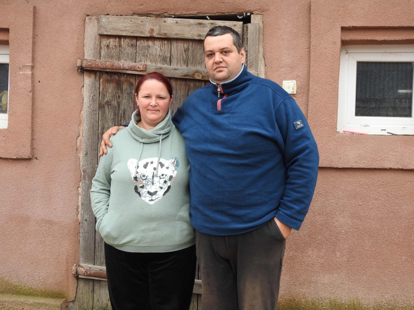 Diószegi Erika és István a porta egyik gazdasági épülete előtt •  Fotó: Makkay József