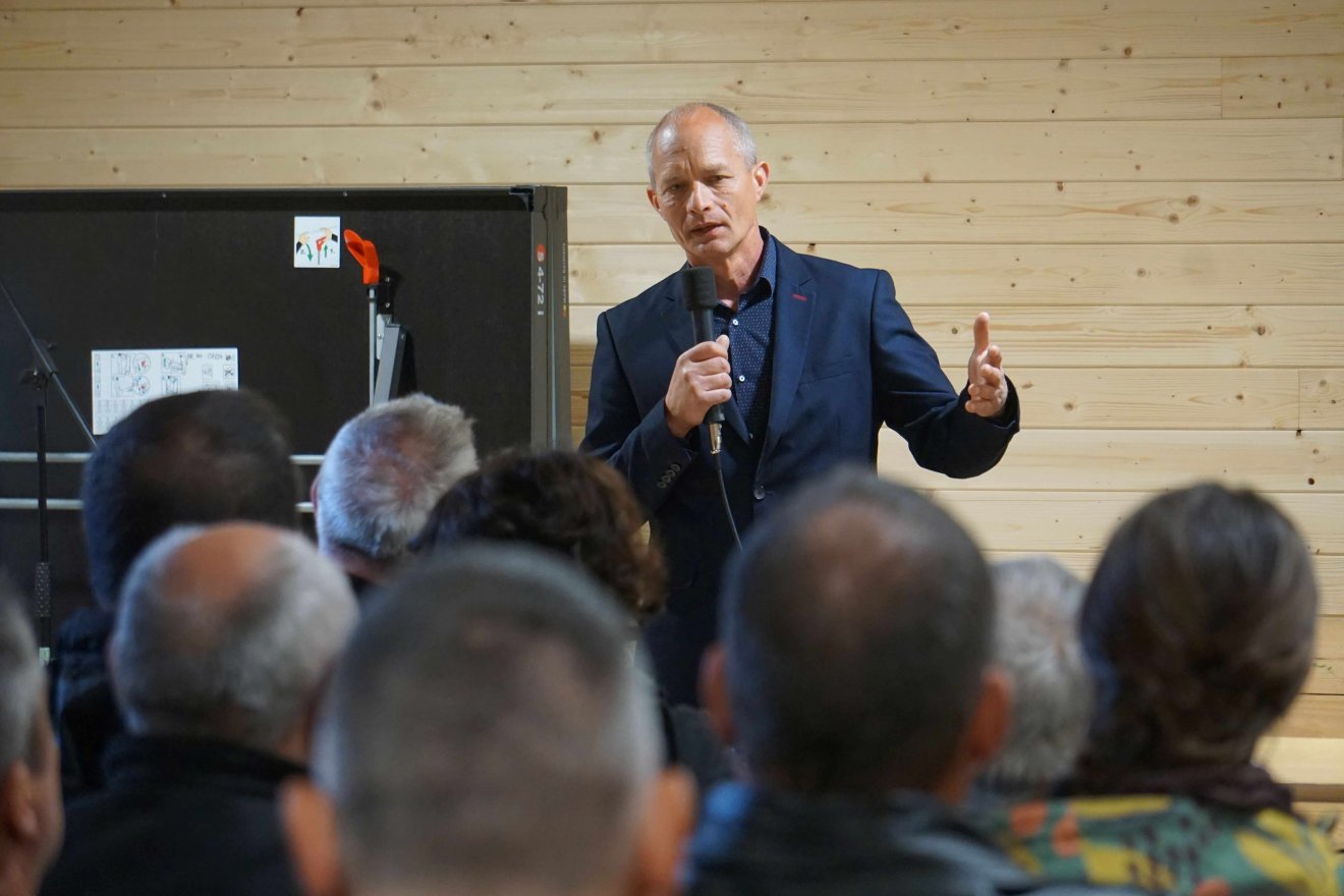 Nagy Tibor rendszeresen találkozik a gazdákkal, ezúttal a csíkszentgyörgyi gazdanapon tartott előadást •  Fotó: Nagy Ildikó