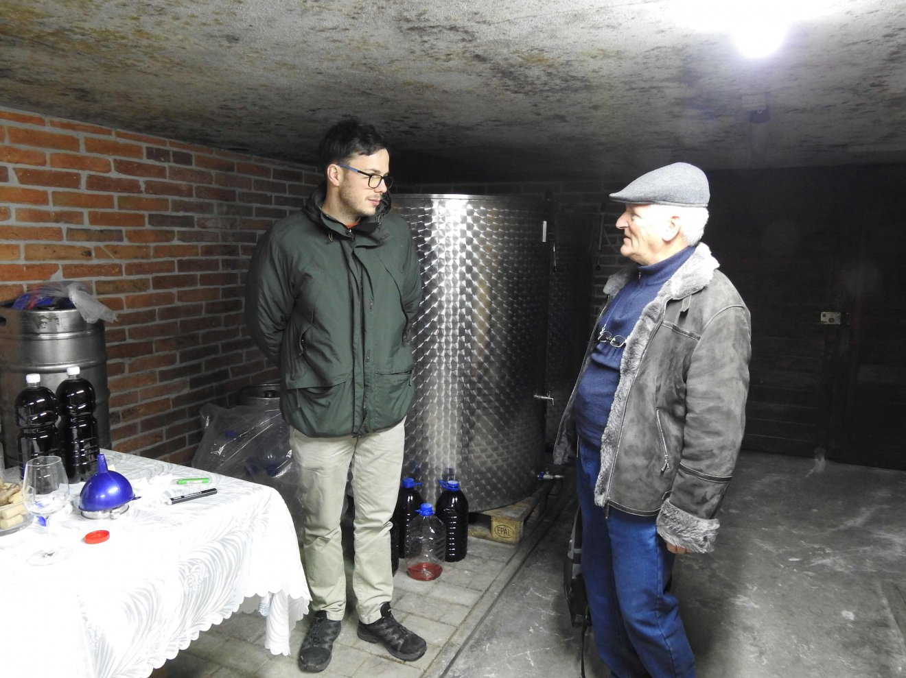 Reizer Gergő folyamatosan tartja a kapcsolatot a vidék falugazdászával, Fodor István agrármérnökkel •  Fotó: Makkay József