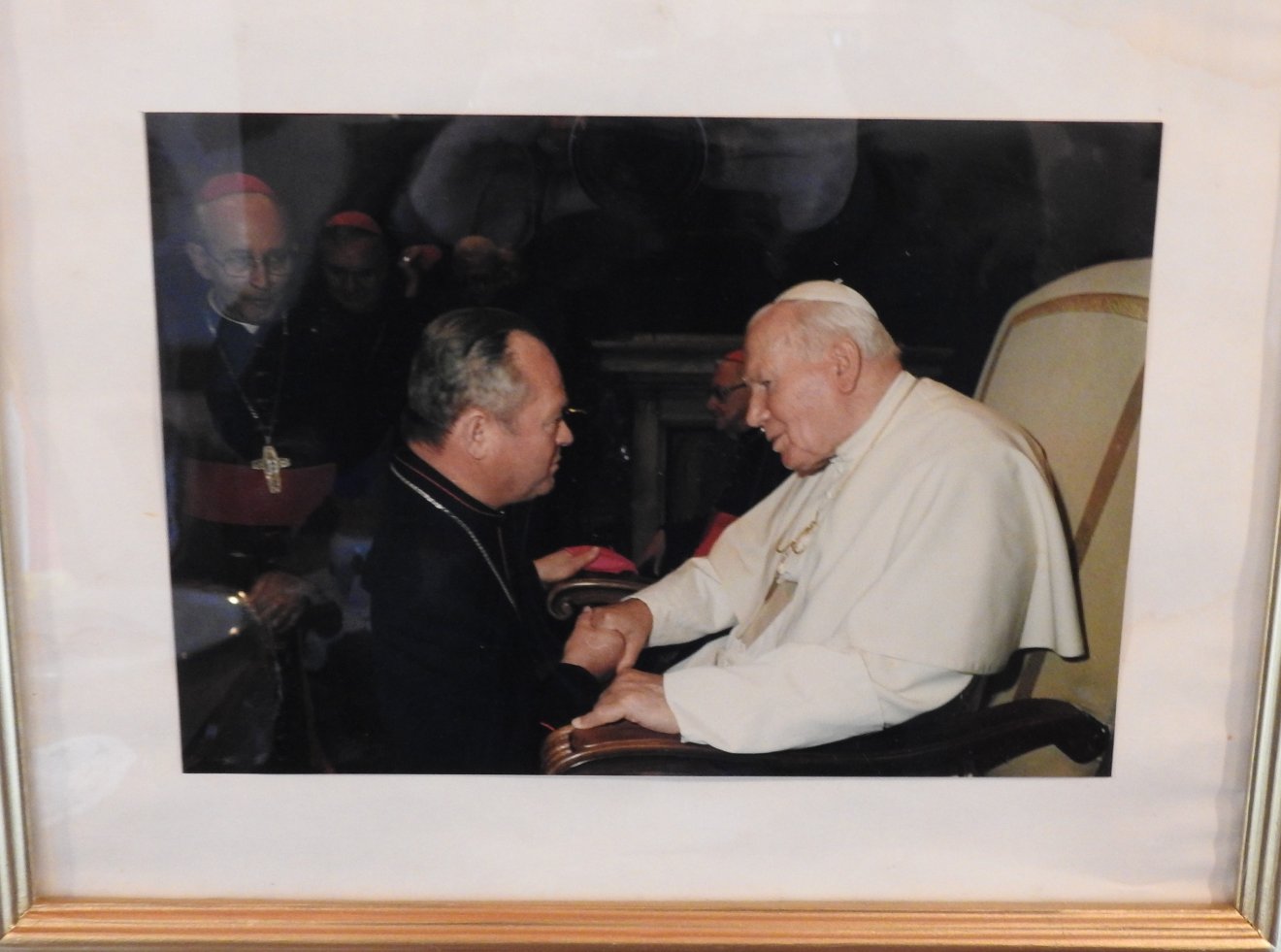 Reizer Pál püspök találkozása II. János Pál pápával. A fotó a túrterebesi emlékkiállítás része •  Fotó: Makkay József