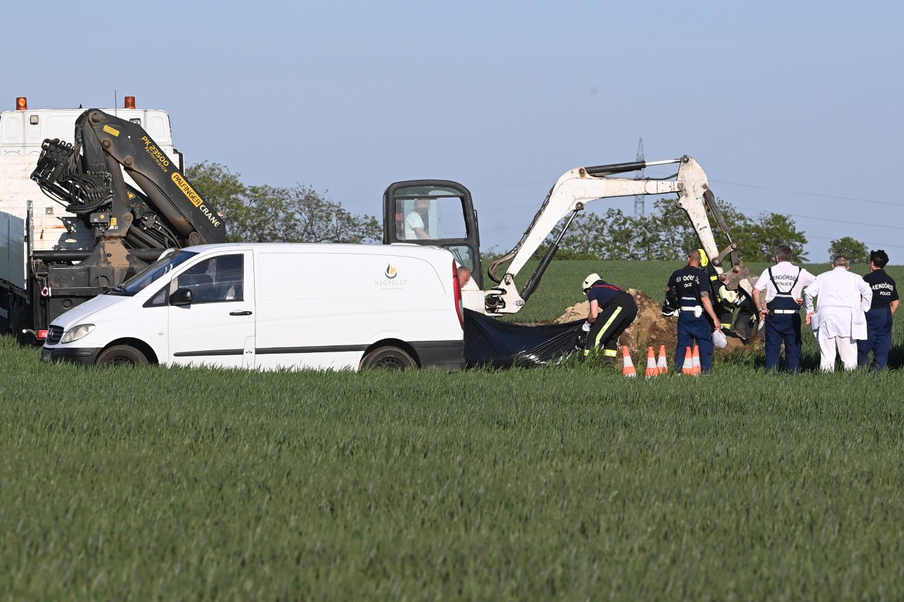 Rendőrségi helyszínelés Ráckeresztúr határában a sportrepülőgép roncsainál •  Fotó: MTI
