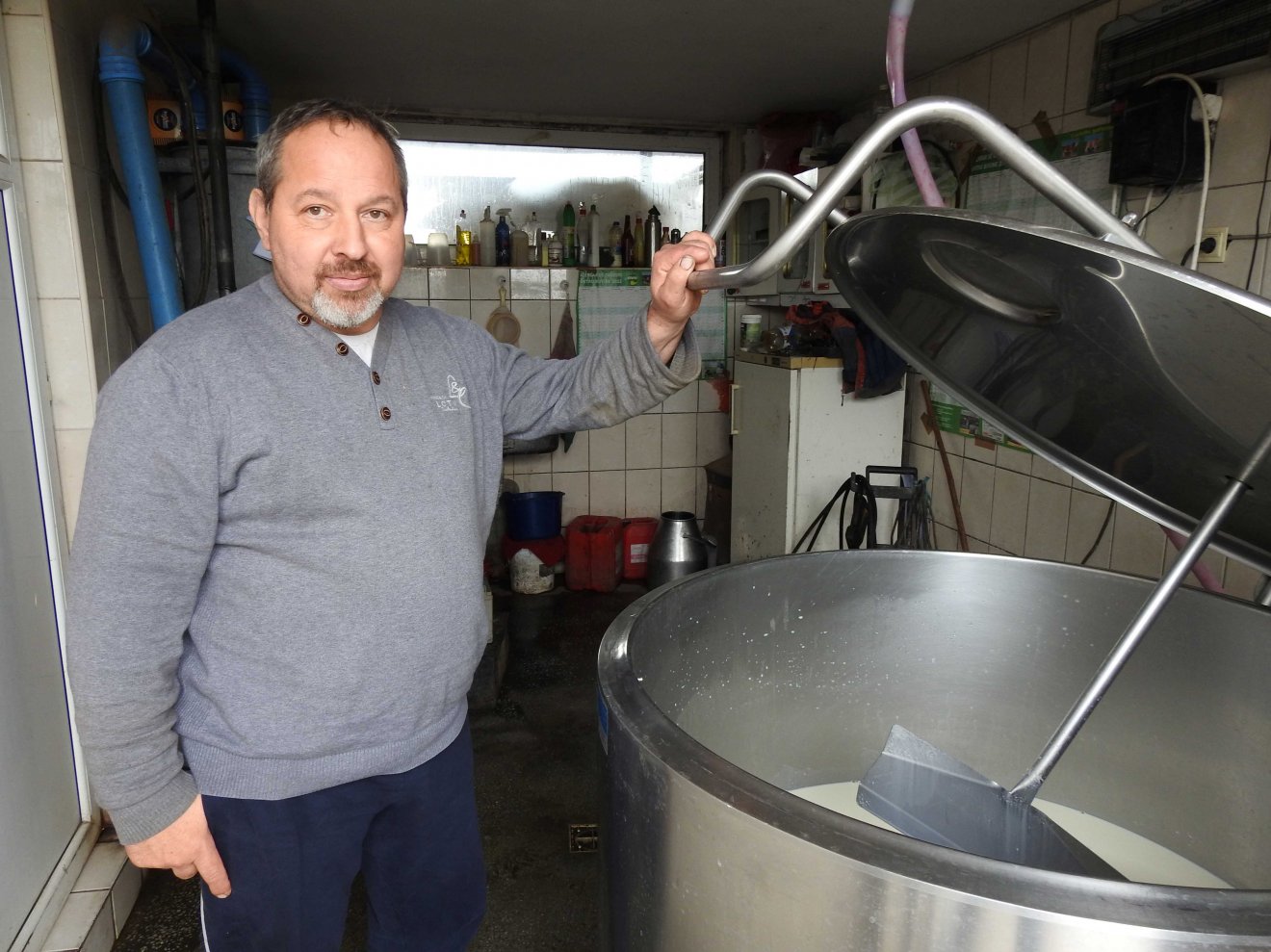 Szabó Árpád csíkfalvi állattartó gazda a hűtőtank mellett. Fejés után tejautomatákba szállítják a friss tejet •  Fotó: Makkay József