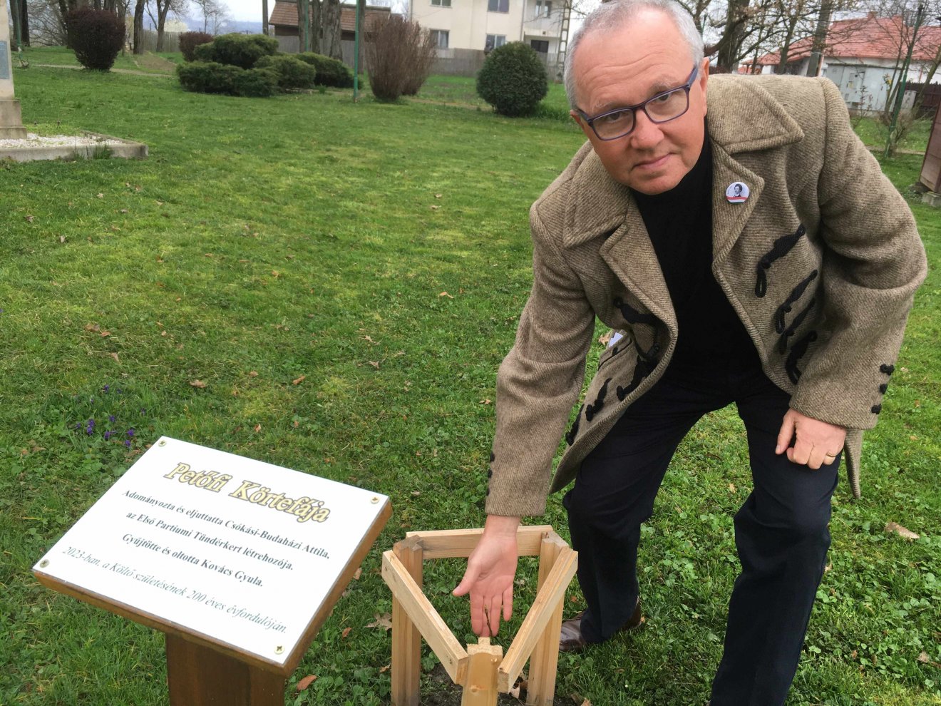 Csókási-Budaházi Attila a koltói Teleki-kastély kertjében •  Fotó: Csókási-Budaházi Attila gyűjteménye