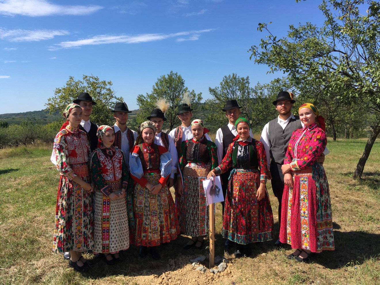 Az avasújvárosi néptáncosok Petőfi körtefájánál a Széchenyi-ünnepségen •  Fotó: Csókási-Budaházi Attila gyűjteménye